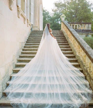 Large bridal veil at Chateau Martinay - Wedding Planner Provence