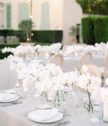 Tables and orchids details in Chateau de Tourreau - Wedding Planner Provence