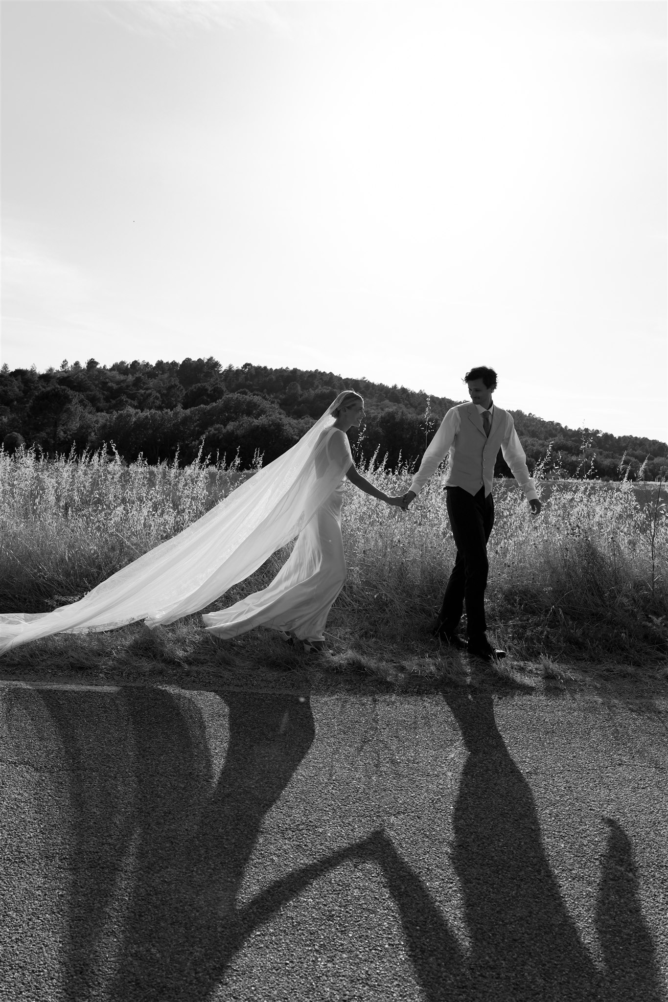 married couple on the road hand in hand - Wedding planner Provence