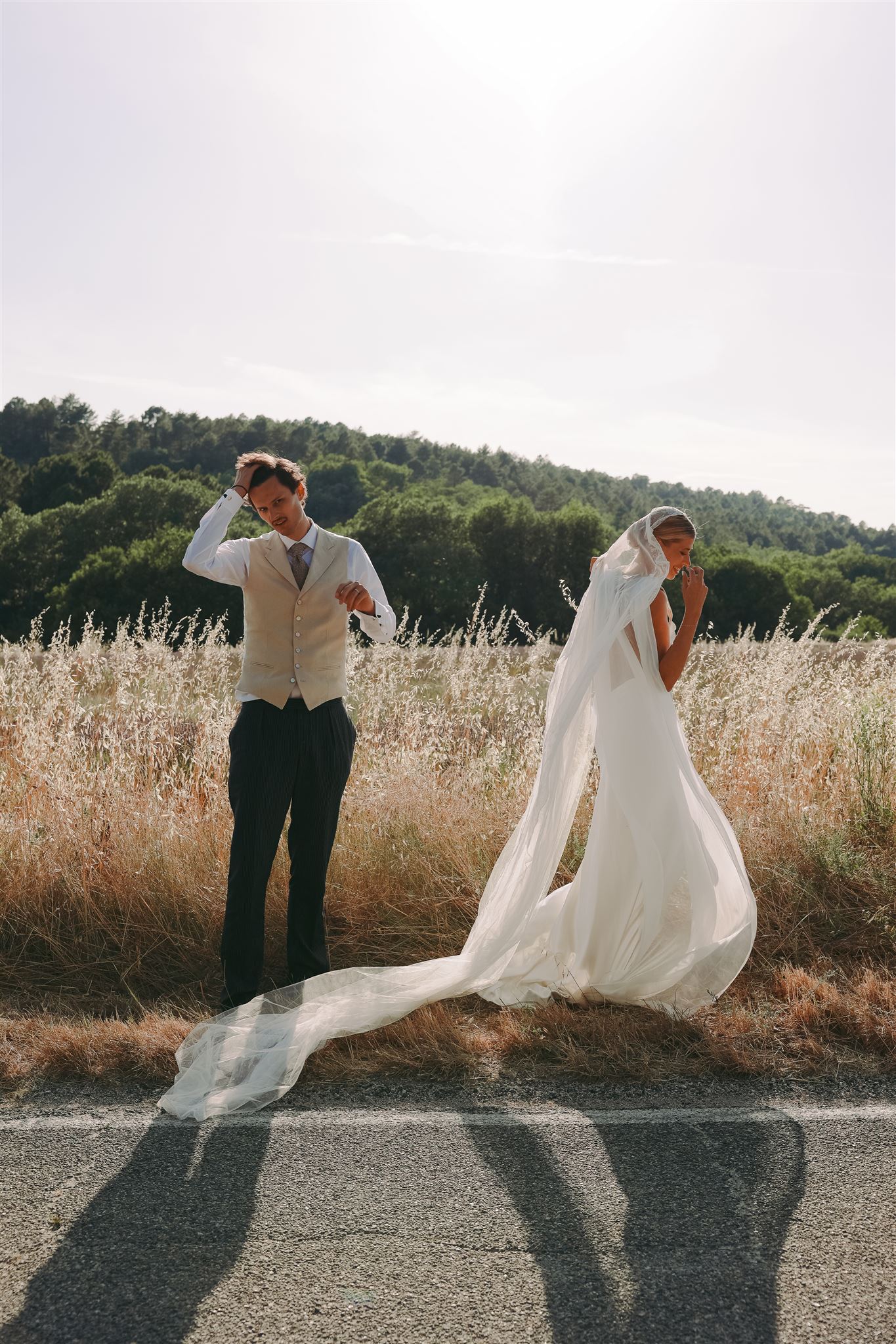 married couple on the road - Wedding planner Provence